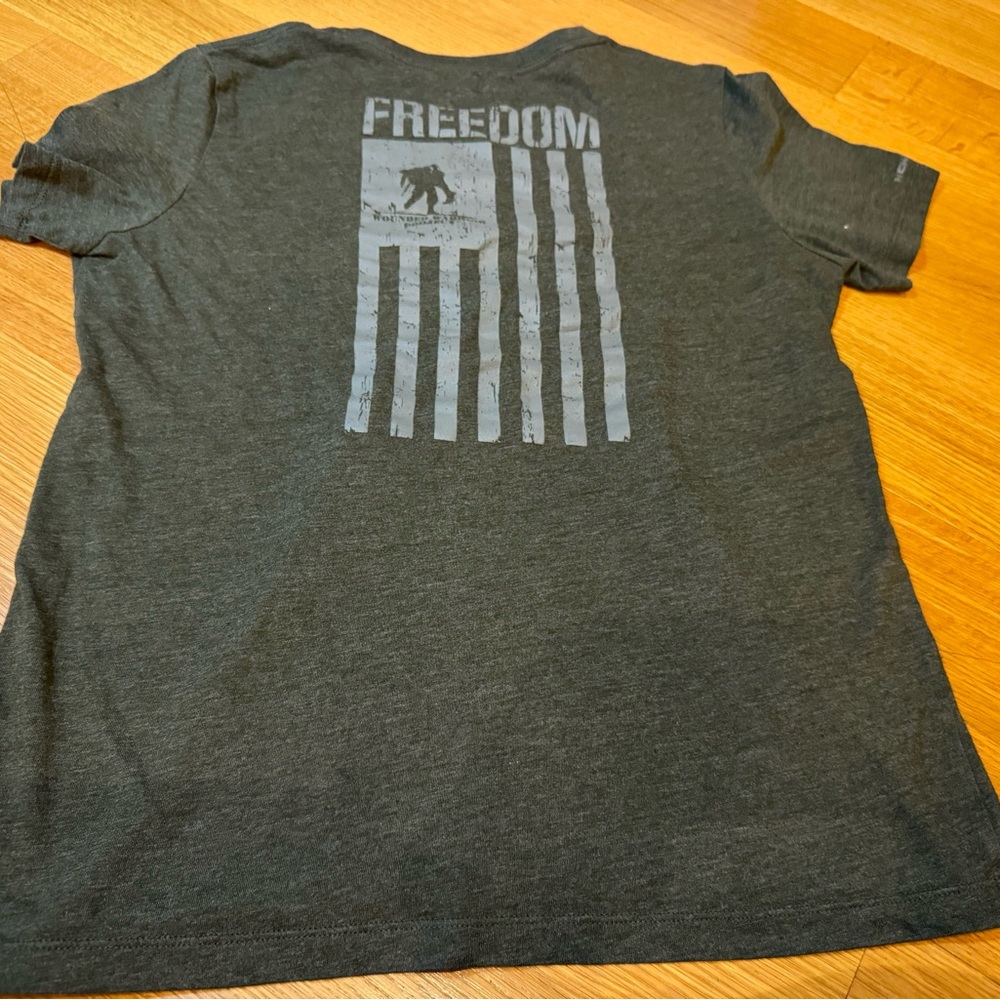 Under Armour Wounded Warriors T-Shirt with flag on back Size Medium Patriotic